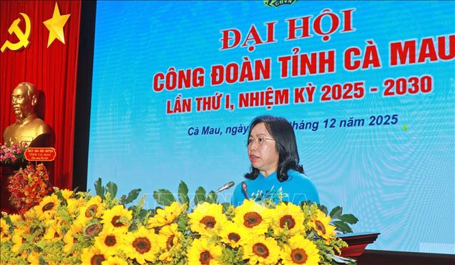 Phó Chủ tịch Thường trực Tổng Liên đoàn Lao động Việt Nam Thái Thu Xương phát biểu chỉ đạo Đại hội. Ảnh: Huỳnh Anh - TTXVN