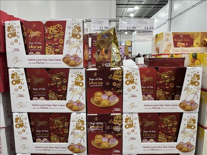 Bánh ngọt được người dân ưa chuộng làm quà Tết cho năm Bính Ngọ được bày bán tại chuỗi siêu thị bán lẻ Costco ở bang Maryland. Ảnh: Đoàn Hùng -P/v TTXVN tại Mỹ