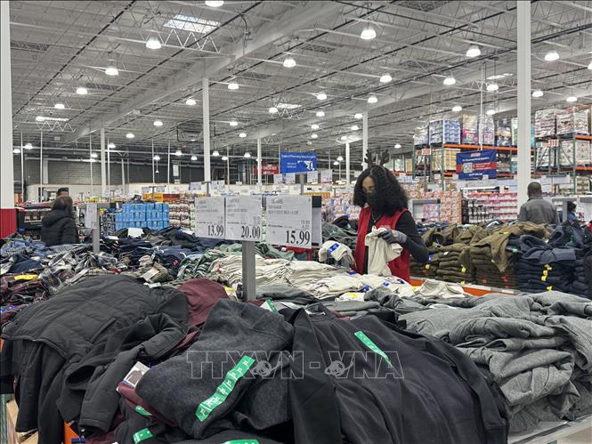Một khu bán quần áo tại chuỗi siêu thị bán lẻ Costco ở bang Maryland. Ảnh: Đoàn Hùng -P/v TTXVN tại Mỹ
