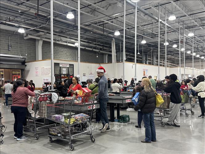 Khách hàng làm thủ tục thanh toán tại cửa hàng bán lẻ Costco ở bang Maryland. Ảnh: Đoàn Hùng -P/v TTXVN tại Mỹ
