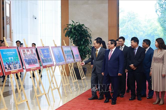 Thủ tướng Phạm Minh Chính tham quan Triển lãm ảnh về thành tựu ngoại giao. Ảnh: Dương Giang-TTXVN 
