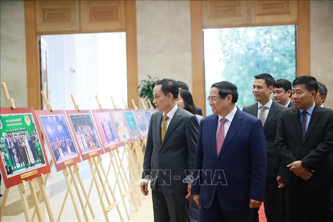 Thủ tướng Phạm Minh Chính tham quan Triển lãm ảnh về thành tựu ngoại giao. Ảnh: Dương Giang-TTXVN 
