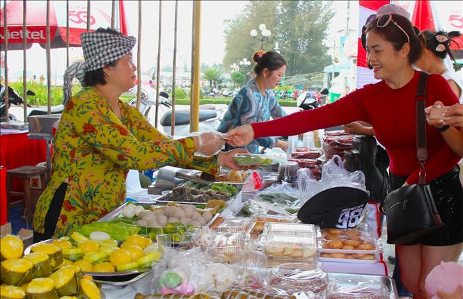 Du khách mua sắm, thưởng thức món ăn tại không gian Quảng diễn ẩm thực. Ảnh: Nguyễn Hằng - TTXVN