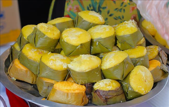 Bánh bò thốt nốt là món bánh đặc trưng địa phương có mặt tại không gian ẩm thực. Ảnh: Nguyễn Hằng - TTXVN