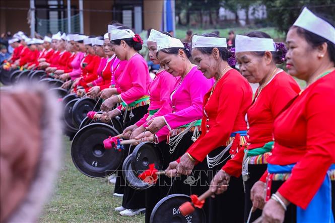 Trình diễn chiêng Mường tại hội làng đình Cổi xã Lạc Sơn tỉnh Phú Thọ. Ảnh: Trọng Đạt-TTXVN