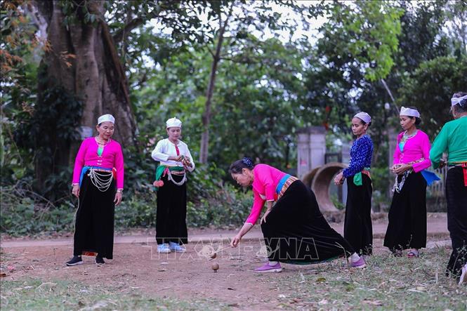 Phụ nữ người Mường xã Lạc Sơn chơi cù trong ngày hội. Ảnh: Trọng Đạt-TTXVN