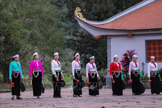 Không gian Đình Cổi xã Lạc Sơn là nơi các câu lạc bộ chiêng Mường duy trì sinh hoạt văn hóa trình diễn các bài chiêng Mường. Ảnh: Trọng Đạt-TTXVN