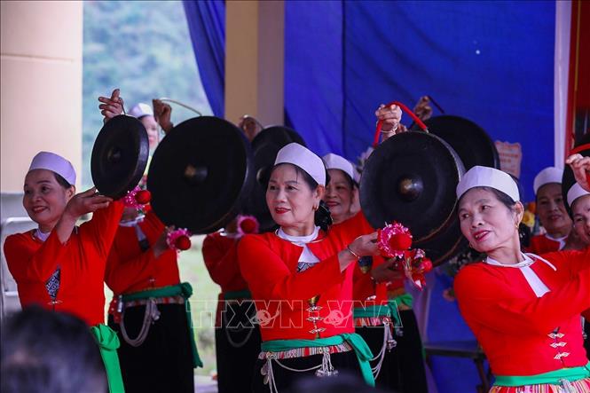 Trình diễn chiêng Mường tại hội làng đình Cổi xã Lạc Sơn tỉnh Phú Thọ. Ảnh: Trọng Đạt-TTXVN