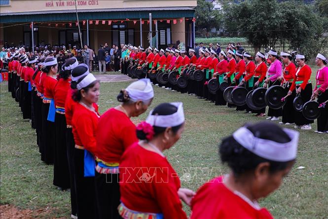 Nhiều nghệ nhân tham gia trình diễn chiêng Mường tại hội làng đình Cổi xã Lạc Sơn tỉnh Phú Thọ. Ảnh: Trọng Đạt-TTXVN