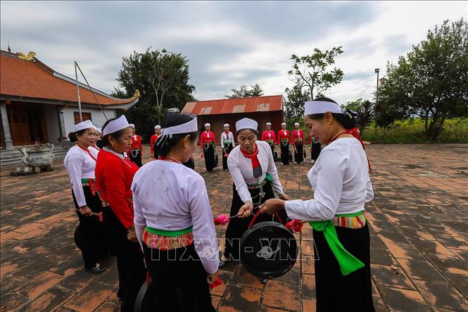 Phụ nữ Mường hướng dẫn nhau cách đánh các bài chiêng cho các câu lạc bộ tại đình Cổi xã lạc Sơn. Ảnh: Trọng Đạt-TTXVN