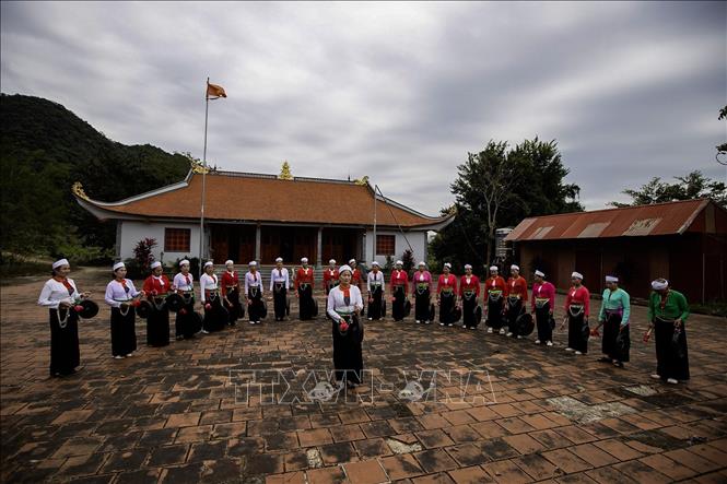 Không gian Đình Cổi xã Lạc Sơn là nơi các câu lạc bộ chiêng Mường duy trì sinh hoạt văn hóa trình diễn các bài chiêng Mường. Ảnh: Trọng Đạt-TTXVN  