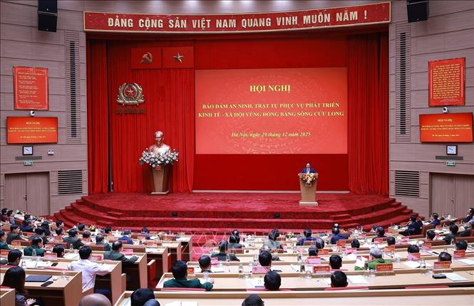Prime Minister Pham Minh Chinh chairs the conference. VNA Photo: Dương Giang
