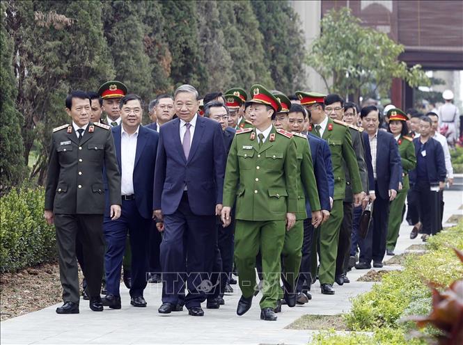 Tổng Bí thư Tô Lâm đến thăm, làm việc tại Trung tâm Dữ liệu quốc gia số 1. Ảnh: Thống Nhất- TTXVN