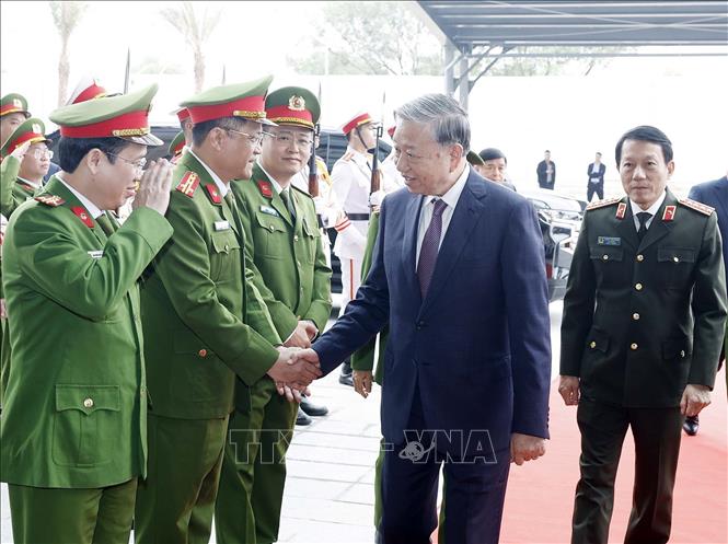 Tổng Bí thư Tô Lâm với cán bộ, sĩ quan chỉ huy của Trung tâm Dữ liệu quốc gia số 1. Ảnh: Thống Nhất- TTXVN