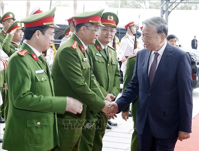 Tổng Bí thư Tô Lâm với cán bộ, sĩ quan chỉ huy của Trung tâm dữ liệu quốc gia số 1. Ảnh: Thống Nhất- TTXVN