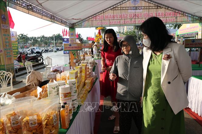 Đông đảo người dân đến tham quan mua sắm tại Hội chợ thương mại và trưng bày sản phẩm OCOP, thành phố Đà Nẵng 2025. Ảnh: Trần Tĩnh - TTXVN 