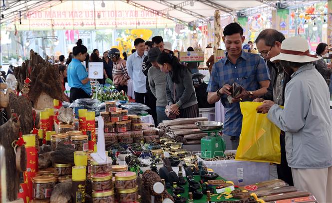 Đông đảo người dân đến tham quan mua sắm tại Hội chợ thương mại và trưng bày sản phẩm OCOP, thành phố Đà Nẵng 2025. Ảnh: Trần Tĩnh - TTXVN 