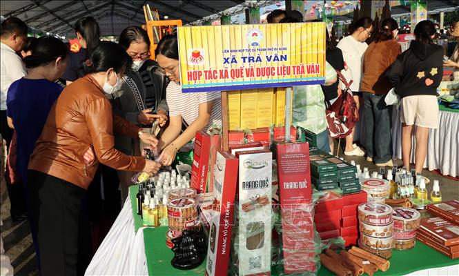 Đông đảo người dân đến tham quan mua sắm tại Hội chợ thương mại và trưng bày sản phẩm OCOP, thành phố Đà Nẵng 2025. Ảnh: Trần Tĩnh - TTXVN 