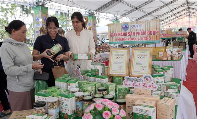 Đông đảo người dân đến tham quan mua sắm tại Hội chợ thương mại và trưng bày sản phẩm OCOP, thành phố Đà Nẵng 2025. Ảnh: Trần Tĩnh - TTXVN 