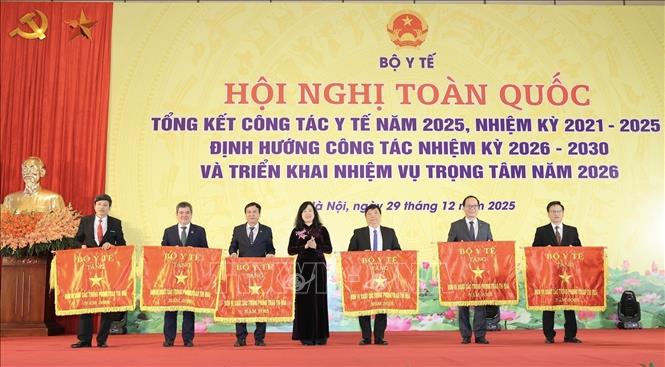 Bộ trưởng Bộ Y tế Đào Hồng Lan tặng Cờ thi đua cho các đơn vị xuất sắc năm 2025. Ảnh: Minh Quyết - TTXVN
