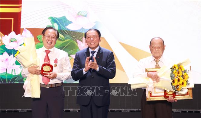 Ông Nguyễn Văn Hùng, Bộ trưởng Bộ Văn hóa, Thể thao và Du lịch trao tặng Kỷ niệm chương “Vì sự nghiệp xây dựng và phát triển Thành phố Hồ Chí Minh” cho các cá nhân có đóng góp cho sự nghiệp văn hóa, thể thao. Ảnh: Thu Hương - TTXVN