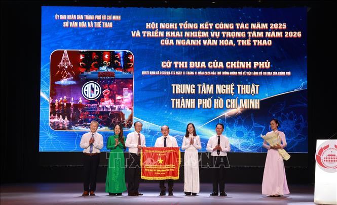Trung tâm Nghệ thuật TP. Hồ Chí Minh nhận Cờ thi đua của Chính phủ. Ảnh: Thu Hương - TTXVN