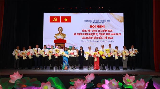 Trao tặng Kỷ niệm chương “Vì sự nghiệp xây dựng và phát triển Thành phố Hồ Chí Minh” cho các cá nhân có đóng góp cho sự nghiệp văn hóa, thể thao. Ảnh: Thu Hương - TTXVN