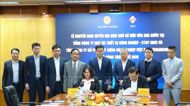 Thứ trưởng Bộ Công Thương Phan Thị Thắng và Chủ tịch Hội đồng thành viên SCIC Nguyễn Chí Thành ký kết biên bản. Ảnh: Trần Việt - TTXVN 