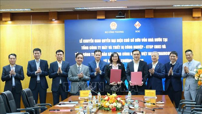 Thứ trưởng Bộ Công Thương Phan Thị Thắng và Chủ tịch Hội đồng thành viên SCIC Nguyễn Chí Thành ký kết biên bản. Ảnh: Trần Việt - TTXVN 