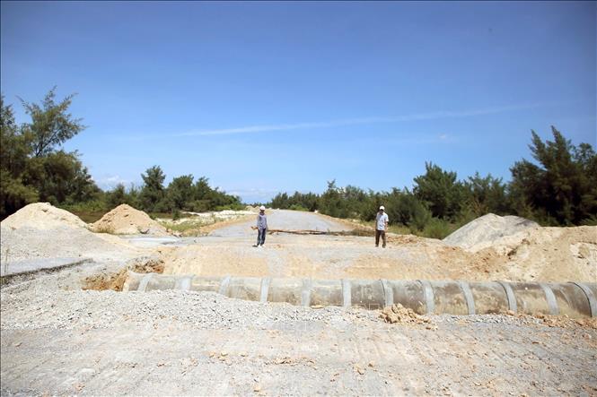 Nhiều gói thầu tại Dự án Đường ven biển Quảng Trị triển khai chậm từ 3 đến 7 tháng so với kế hoạch được phê duyệt. Ảnh: Nguyên Linh – TTXVN