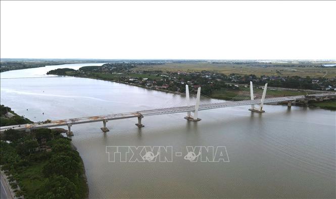 Cầu Thạch Hãn 1 có giá trị xây lắp gần 500 tỷ đồng, nối phường Nam Đông Hà với xã Triệu Bình là một trong những công trình quan trọng nhất trên tuyến đường ven biển Quảng Trị. Ảnh: Nguyên Linh – TTXVN
