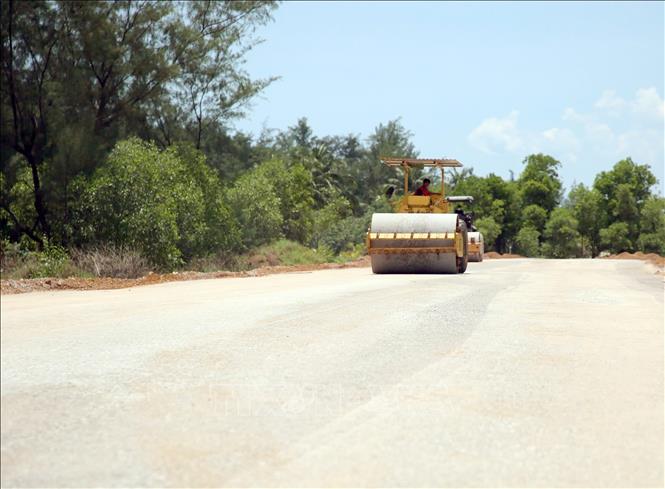 Thanh tra Chính phủ chỉ rõ nhiều vi phạm trong công tác lập, thẩm định và phê duyệt kế hoạch lựa chọn nhà thầu tại Dự án Đường ven biển Quảng Trị. Ảnh: Nguyên Linh – TTXVN