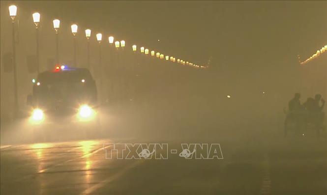 Các phương tiện di chuyển trong màn sương mù dày đặc tại New Delhi, Ấn Độ ngày 28/12/2025. Ảnh: ANI/TTXVN
