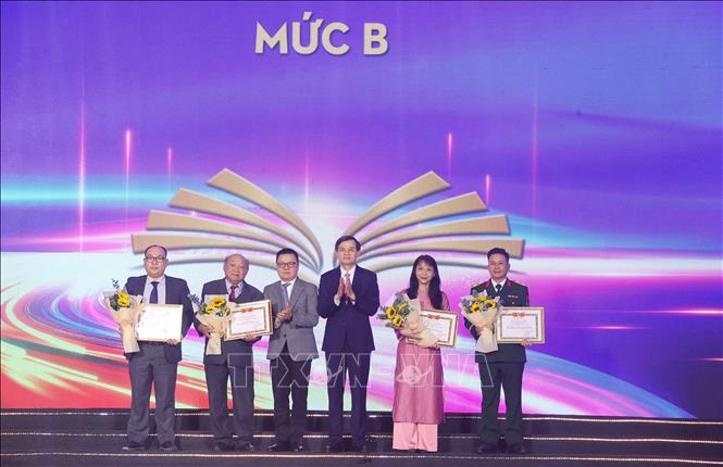 Ban Tổ chức trao mức B cho các tác giả và nhóm tác giả đoạt giải. Ảnh: Văn Điệp – TTXVN