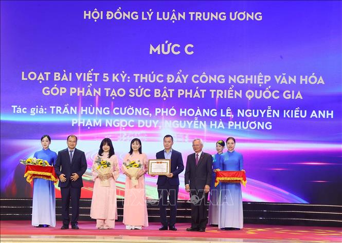 Ban Tổ chức trao mức C cho các tác giả và nhóm tác giả đoạt giải. Ảnh: Văn Điệp – TTXVN