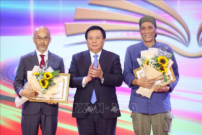 GS.TS Nguyễn Xuân Thắng trao mức A cho 2 tác giả đoạt giải. Ảnh: Văn Điệp – TTXVN