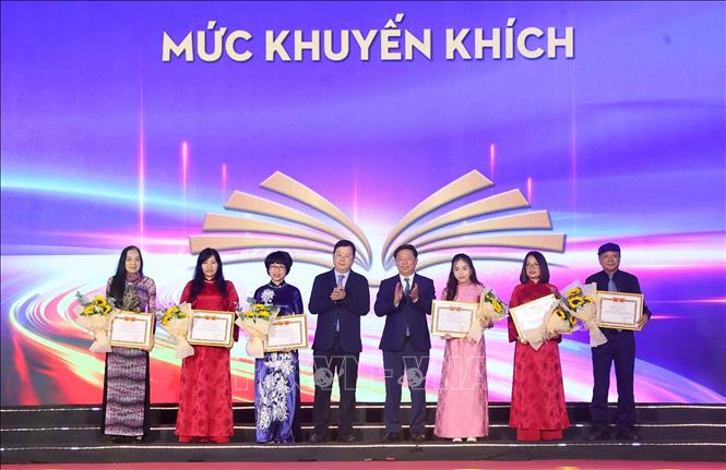 Các tác giả và nhóm tác giả nhận giải Khuyến khích tại buổi lễ. Ảnh: Văn Điệp – TTXVN