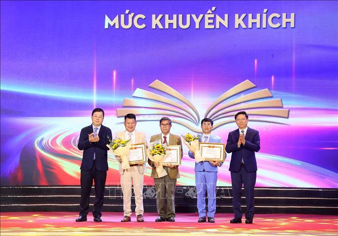 Các tác giả và nhóm tác giả nhận giải Khuyến khích tại buổi lễ. Ảnh: Văn Điệp – TTXVN