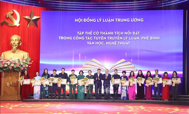 Các tác giả và nhóm tác giả nhận giải Khuyến khích tại buổi lễ. Ảnh: Văn Điệp – TTXVN