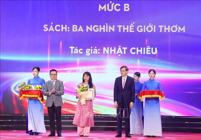 Ban Tổ chức trao mức B cho các tác giả và nhóm tác giả đoạt giải. Ảnh: Văn Điệp – TTXVN