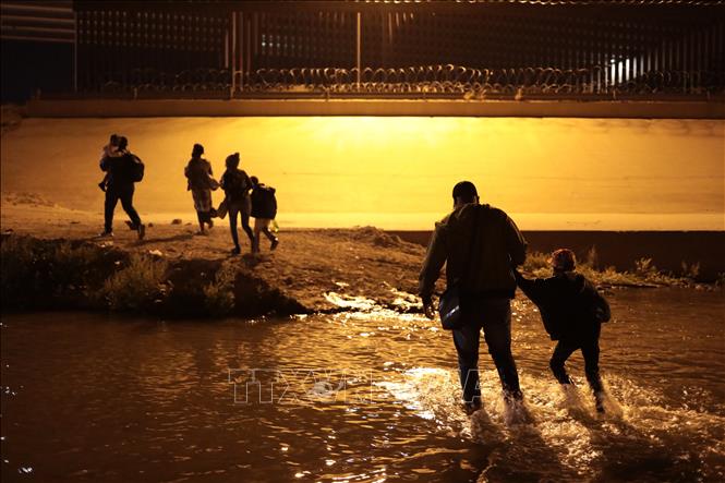 (Tư liệu) Người di cư vượt sông Rio Bravo từ Mexico vào Mỹ. Ảnh: THX/TTXVN