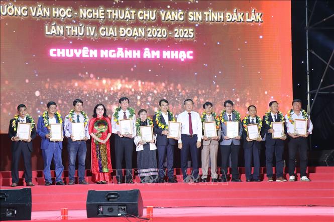 Ban Tổ chức trao giải cho các tác giả đoạt giải tại chương trình. Ảnh: Nguyên Dung - TTXVN