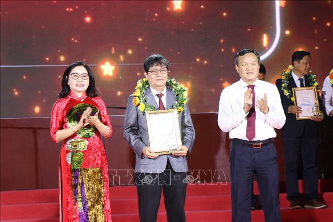 Trao giải cho tác giả đoạt Giải C chuyên ngành Âm nhạc. Ảnh: Nguyên Dung - TTXVN