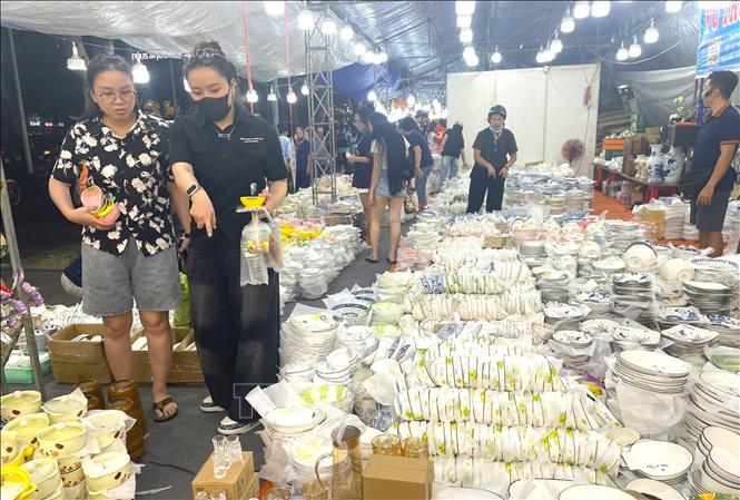 Gian hàng gốm sứ Bát Tràng Bình Dương thu hút người dân tại hội chợ. Ảnh: Hương Giang - TTXVN