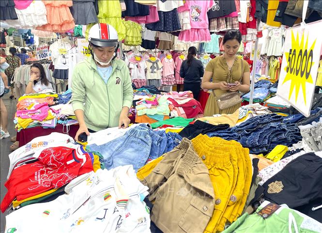 Gian hàng sản phẩm đồng giá 50.000 đồng được nhiều người lựa chọn, mua sắm. Ảnh: Hương Giang - TTXVN