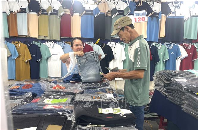 Mặt hàng thời trang rất phong phú và có có nhiều mức giá ưu đãi, thu hút người dân mua sắm tại hội chợ. Ảnh: Hương Giang - TTXVN