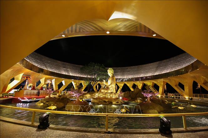 Tôn tượng cao 7,2 m, được tạo tác trong tư thế ngồi kiết già trên đài sen, đặt giữa mặt hồ Ưu Đàm lung linh sắc sen vàng. Ảnh: Giang Phương – TTXVN
