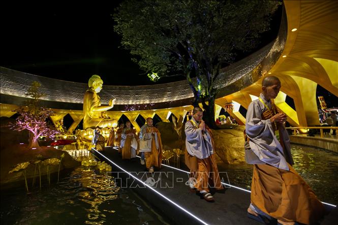 Cử hành trang nghiêm nghi thức Phật giáo  sau Lễ an vị tôn tượng Đức Phật Câu Na Hàm Mâu Ni. Ảnh: Giang Phương - TTXVN