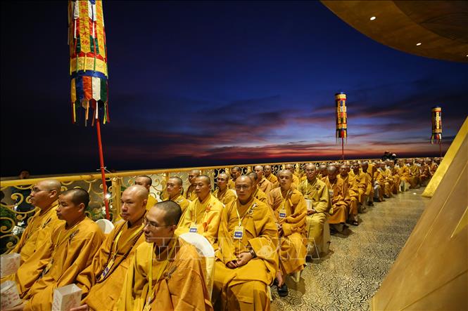 Hơn 450 hòa thượng, tăng ni và phật tử tham dự Lễ an vị tôn tượng Đức Phật Câu Na Hàm Mâu Ni trên đỉnh núi Bà Đen, tỉnh Tây Ninh. Ảnh: Giang Phương – TTXVN