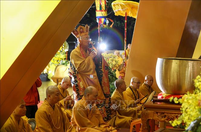 Nghi thức Phật giáo được cử hành trang trọng tại Lễ an vị tôn tượng Đức Phật Câu Na Hàm Mâu Ni trên đỉnh núi Bà Đen. Ảnh: Giang Phương - TTXVN